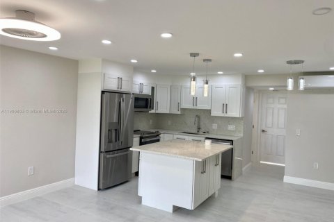 Condo in Deerfield Beach, Florida, 1 bedroom  № 1963287 - photo 2