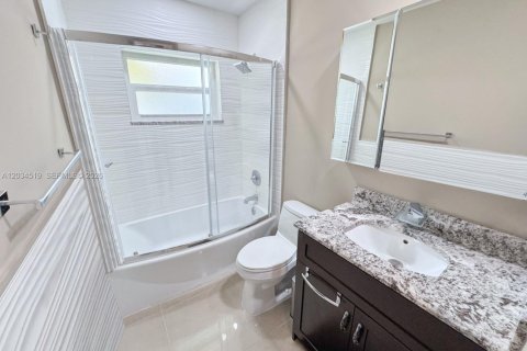 House in Pembroke Pines, Florida 3 bedrooms, 131.18 sq.m. № 2086898 - photo 27