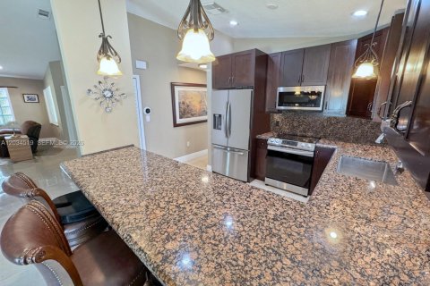House in Pembroke Pines, Florida 3 bedrooms, 131.18 sq.m. № 2086898 - photo 11