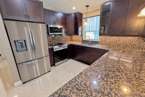 House in Pembroke Pines, Florida 3 bedrooms, 131.18 sq.m. № 2086898 - photo 14