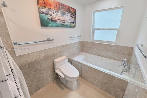 House in Pembroke Pines, Florida 3 bedrooms, 131.18 sq.m. № 2086898 - photo 24