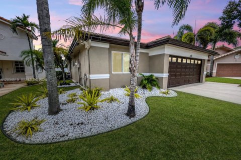 House in Pembroke Pines, Florida 3 bedrooms, 131.18 sq.m. № 2086898 - photo 2