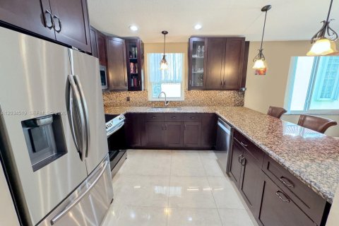 House in Pembroke Pines, Florida 3 bedrooms, 131.18 sq.m. № 2086898 - photo 12