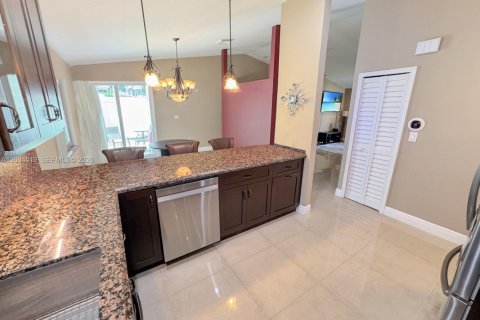 House in Pembroke Pines, Florida 3 bedrooms, 131.18 sq.m. № 2086898 - photo 15