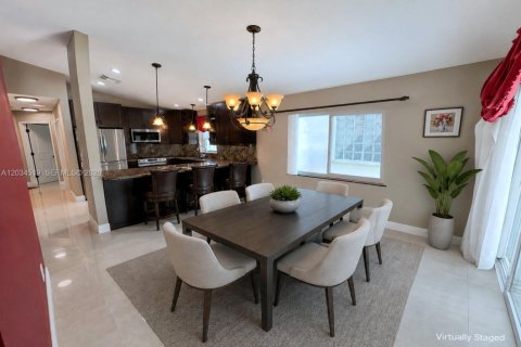 House in Pembroke Pines, Florida 3 bedrooms, 131.18 sq.m. № 2086898 - photo 19
