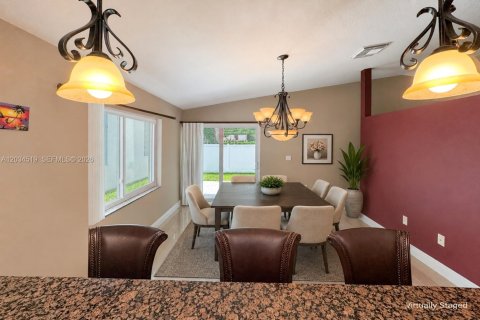House in Pembroke Pines, Florida 3 bedrooms, 131.18 sq.m. № 2086898 - photo 18
