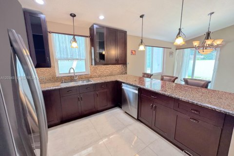 House in Pembroke Pines, Florida 3 bedrooms, 131.18 sq.m. № 2086898 - photo 17