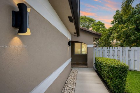 House in Pembroke Pines, Florida 3 bedrooms, 131.18 sq.m. № 2086898 - photo 4