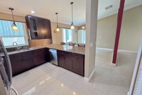 House in Pembroke Pines, Florida 3 bedrooms, 131.18 sq.m. № 2086898 - photo 16