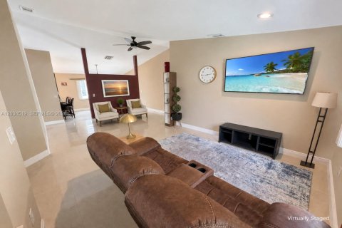 House in Pembroke Pines, Florida 3 bedrooms, 131.18 sq.m. № 2086898 - photo 8