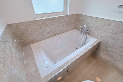 House in Pembroke Pines, Florida 3 bedrooms, 131.18 sq.m. № 2086898 - photo 25