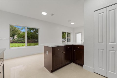 House in Miami, Florida 4 bedrooms № 2011743 - photo 13