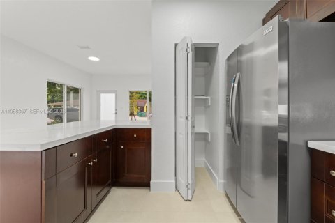 House in Miami, Florida 4 bedrooms № 2011743 - photo 10