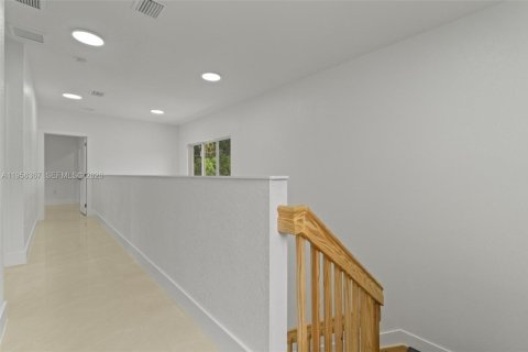 House in Miami, Florida 4 bedrooms № 2011743 - photo 24