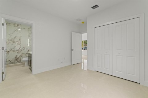 House in Miami, Florida 4 bedrooms № 2011743 - photo 17