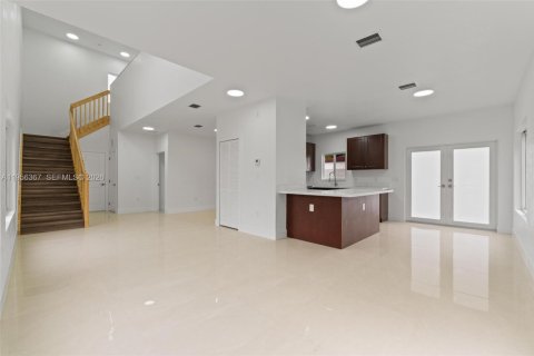 House in Miami, Florida 4 bedrooms № 2011743 - photo 4