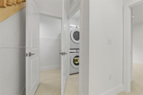 House in Miami, Florida 4 bedrooms № 2011743 - photo 19