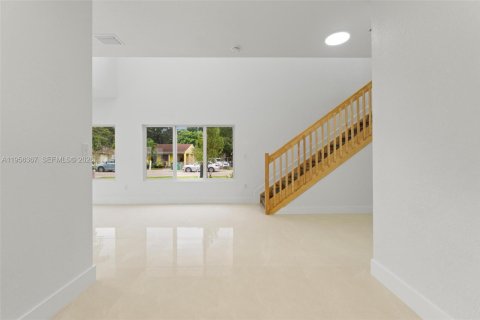 House in Miami, Florida 4 bedrooms № 2011743 - photo 15