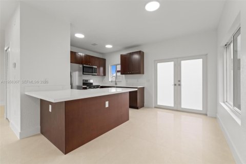 House in Miami, Florida 4 bedrooms № 2011743 - photo 7