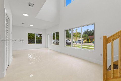 House in Miami, Florida 4 bedrooms № 2011743 - photo 6