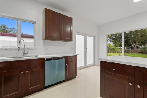 House in Miami, Florida 4 bedrooms № 2011743 - photo 12