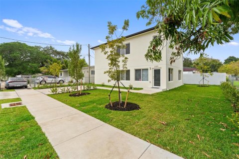 House in Miami, Florida 4 bedrooms № 2011743 - photo 2