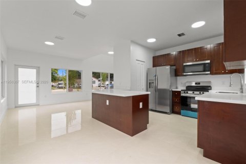 House in Miami, Florida 4 bedrooms № 2011743 - photo 8