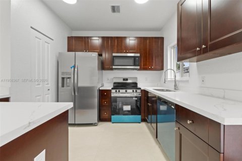 House in Miami, Florida 4 bedrooms № 2011743 - photo 9