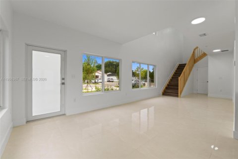 House in Miami, Florida 4 bedrooms № 2011743 - photo 5