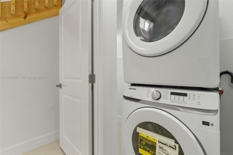 House in Miami, Florida 4 bedrooms № 2011743 - photo 20