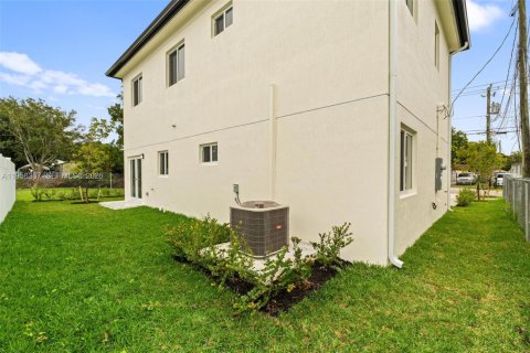 House in Miami, Florida 4 bedrooms № 2011743 - photo 22