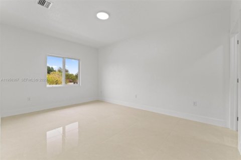 House in Miami, Florida 4 bedrooms № 2011743 - photo 25