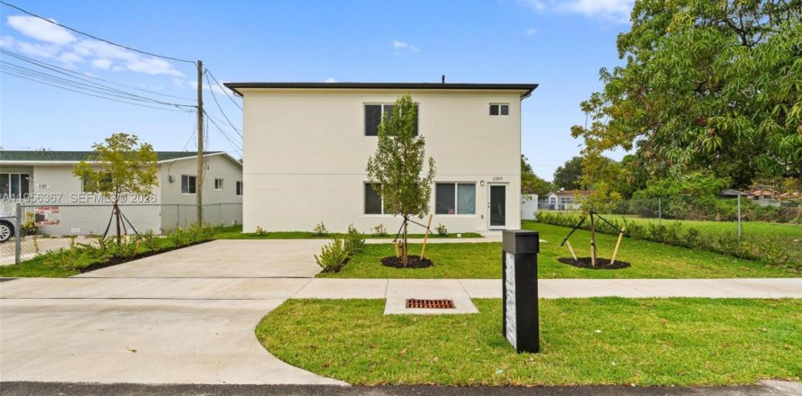 House in Miami, Florida 4 bedrooms № 2011743