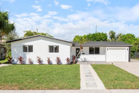 House in Pembroke Pines, Florida 3 bedrooms, 157.84 sq.m. № 1891298 - photo 1
