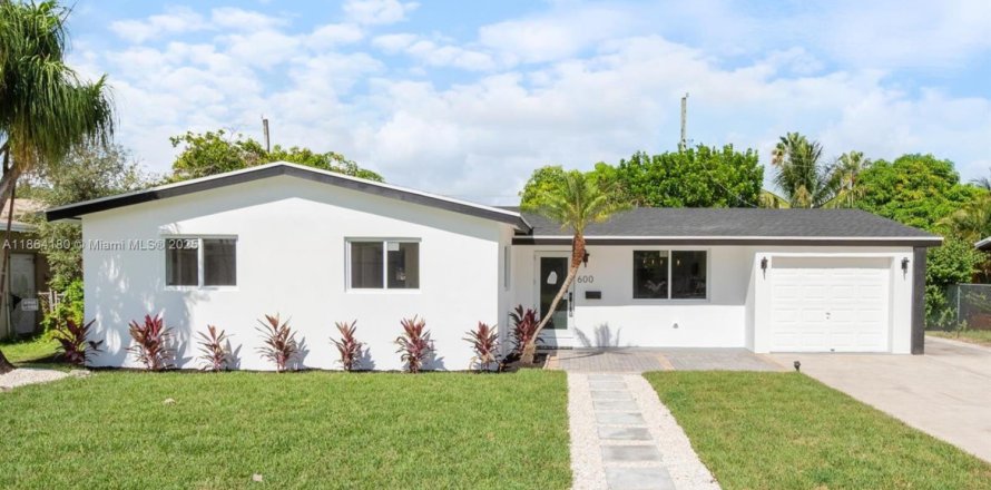 House in Pembroke Pines, Florida 3 bedrooms, 157.84 sq.m. № 1891298