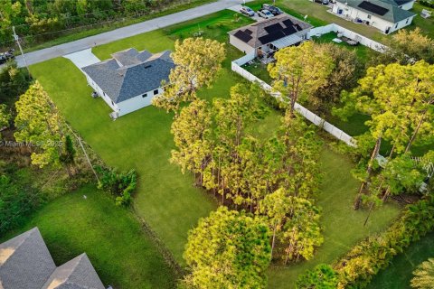 House in Lehigh Acres, Florida 3 bedrooms № 1756884 - photo 3