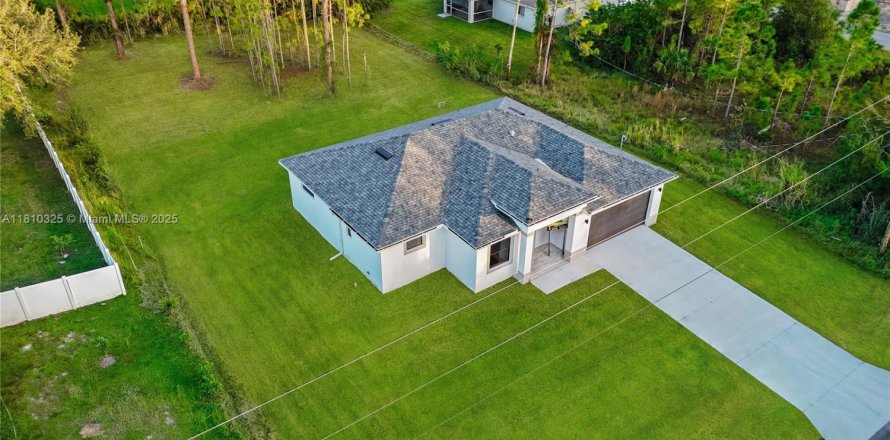 House in Lehigh Acres, Florida 3 bedrooms № 1756884