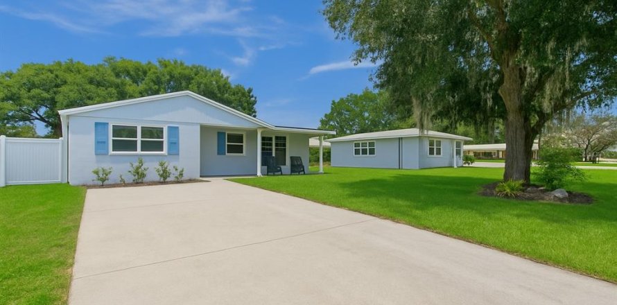 House in New Port Richey, Florida 2 bedrooms, 121.24 sq.m. № 1847075