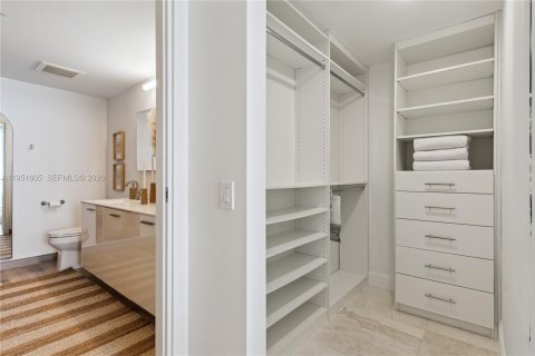 Condominio en alquiler en Miami, Florida, 2 dormitorios, 99.41 m2 № 2010362 - foto 15