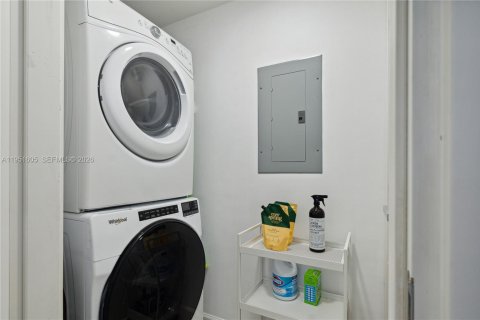 Condominio en alquiler en Miami, Florida, 2 dormitorios, 99.41 m2 № 2010362 - foto 23