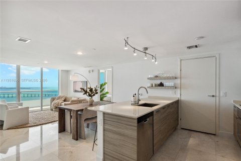 Condominio en alquiler en Miami, Florida, 2 dormitorios, 99.41 m2 № 2010362 - foto 4