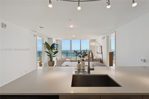 Condominio en alquiler en Miami, Florida, 2 dormitorios, 99.41 m2 № 2010362 - foto 5