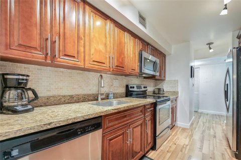 Condo in Lauderhill, Florida, 2 bedrooms  № 2086017 - photo 13