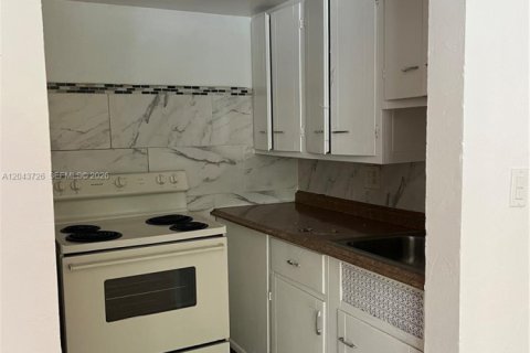 Appartement à louer à Miami, Floride: 1 chambre, 1515.61 m2 № 2272393 - photo 4