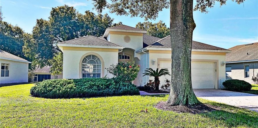 House in Clermont, Florida 2 bedrooms, 184.78 sq.m. № 2098744