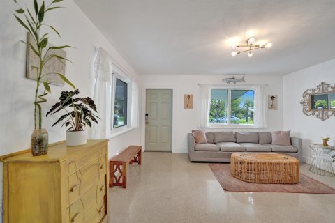 House in Oakland Park, Florida 2 bedrooms, 104.24 sq.m. № 2272469 - photo 2
