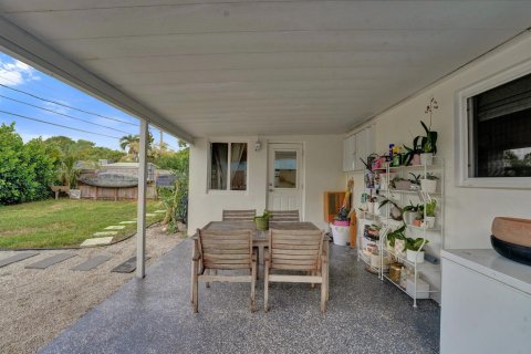 House in Oakland Park, Florida 2 bedrooms, 104.24 sq.m. № 2272469 - photo 13