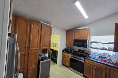 Townhouse in Palm Springs, Florida 2 bedrooms, 102.19 sq.m. № 2083644 - photo 15