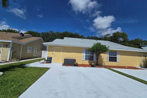 Townhouse in Palm Springs, Florida 2 bedrooms, 102.19 sq.m. № 2083644