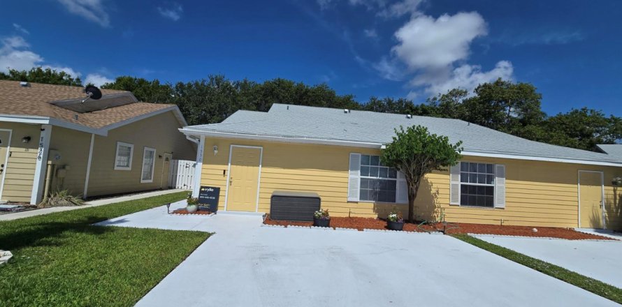 Townhouse in Palm Springs, Florida 2 bedrooms, 102.19 sq.m. № 2083644
